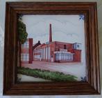 Makkumer aardewerk tegel in donker eikenhouten lijst. Nestlé, Ophalen of Verzenden, Zo goed als nieuw