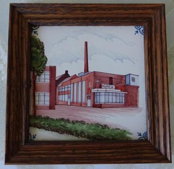 Makkumer aardewerk tegel in donker eikenhouten lijst. Nestlé beschikbaar voor biedingen