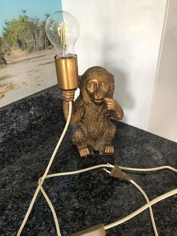 Mooie goudkleurige aap lamp