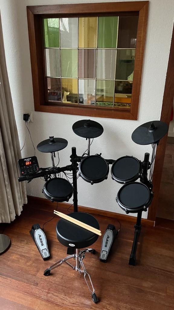 Alesis Turbo Mesh Kit - incl. kruk, stokken & speakers, Muziek en Instrumenten, Drumstellen en Slagwerk, Gebruikt, Overige merken