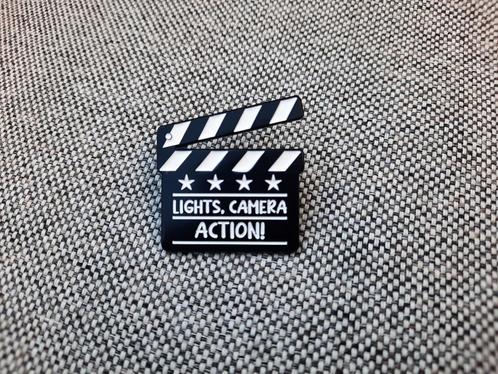 1 pin van een filmklapper met de tekst Lights, Camera ACTION, Verzamelen, Speldjes, Pins en Buttons, Nieuw, Speldje of Pin, Overige onderwerpen
