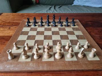 Vintage schaak- en damspel beschikbaar voor biedingen