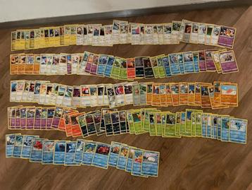 Grote Set Van Verschillende Normale Pokémon Kaarten