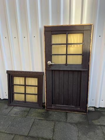 Los deur kozijn met deur en raam met kozijn uit tuinhuisje . beschikbaar voor biedingen