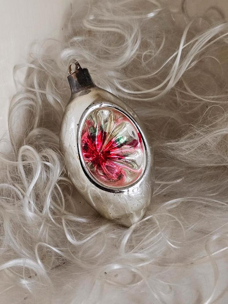 Oude Antieke AJEKO kerstbal / OLIJF met deuk / deukbal    25, Diversen, Kerst, Ophalen of Verzenden