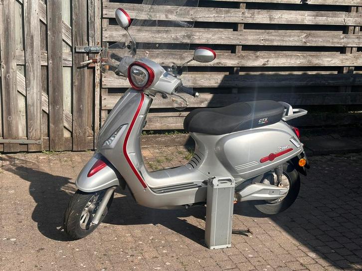 Mooie zilveren GTS Beal elektrische scooter, Fietsen en Brommers, Scooters | Overige merken, Zo goed als nieuw, Maximaal 45 km/u