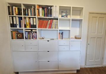 Witte muur kast 30 x 220 x 227 cm beschikbaar voor biedingen