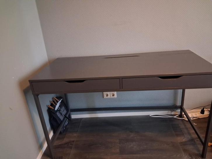 Grijs ikea bureau, Huis en Inrichting, Bureaus, Zo goed als nieuw, Ophalen