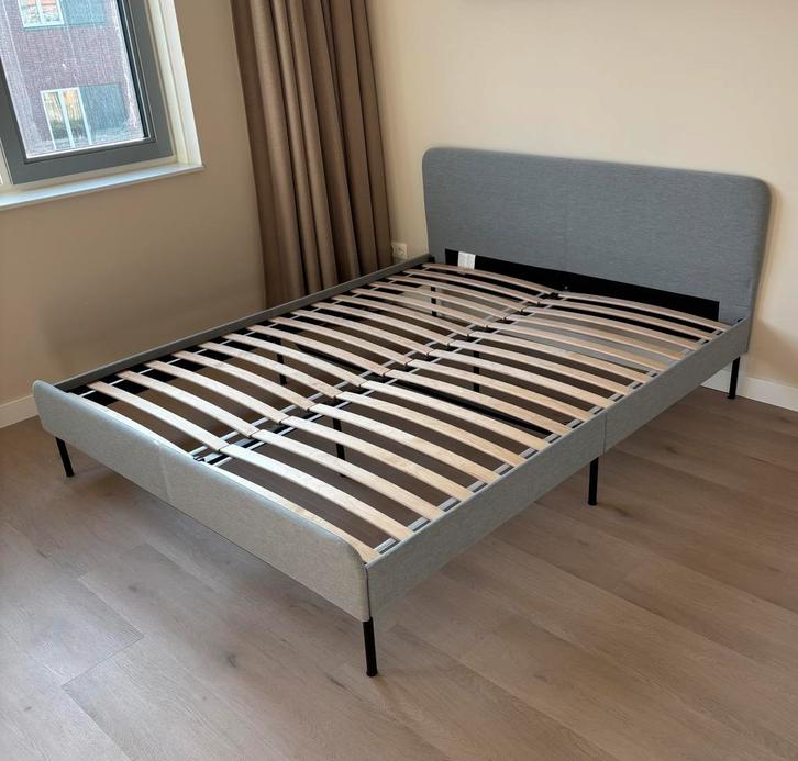Ikea SLATTUM bedframe - 160x200cm - Zo goed als nieuw!, Huis en Inrichting, Slaapkamer | Bedden, Zo goed als nieuw, Tweepersoons