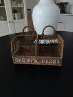 Riviera maison rattan mandje voor kruiden, Huis en Inrichting, Woonaccessoires | Schalen en Manden, Ophalen of Verzenden, Zo goed als nieuw