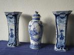 Kaststel, 1 pot + 2 bekervazen, Delft, handgeschilderd, Antiek en Kunst, Ophalen of Verzenden