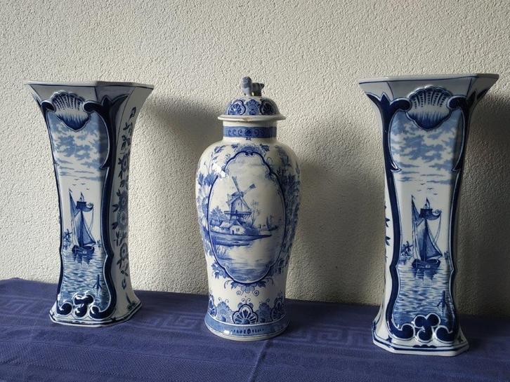 Kaststel, 1 pot + 2 bekervazen, Delft, handgeschilderd, Antiek en Kunst, Antiek | Keramiek en Aardewerk, Ophalen of Verzenden