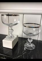 Twee glazen op voet + zilveren rand. Wijnglas, champagneglas, Huis en Inrichting, Keuken | Servies, Ophalen of Verzenden, Glas