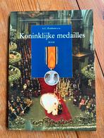 Boek ‘Koninklijke medailles’ uit 2002, Ophalen of Verzenden