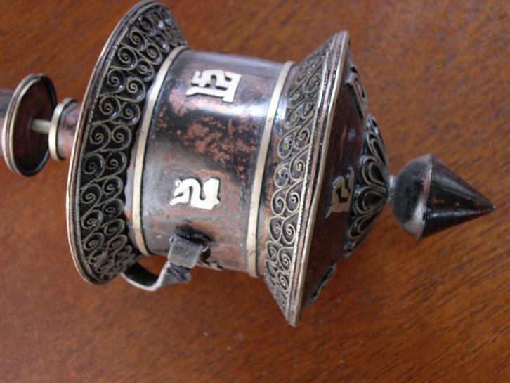 Mooie oude Tibetaanse gebedsmolen 32 cm lang, Antiek en Kunst, Kunst | Niet-Westerse kunst, Ophalen of Verzenden
