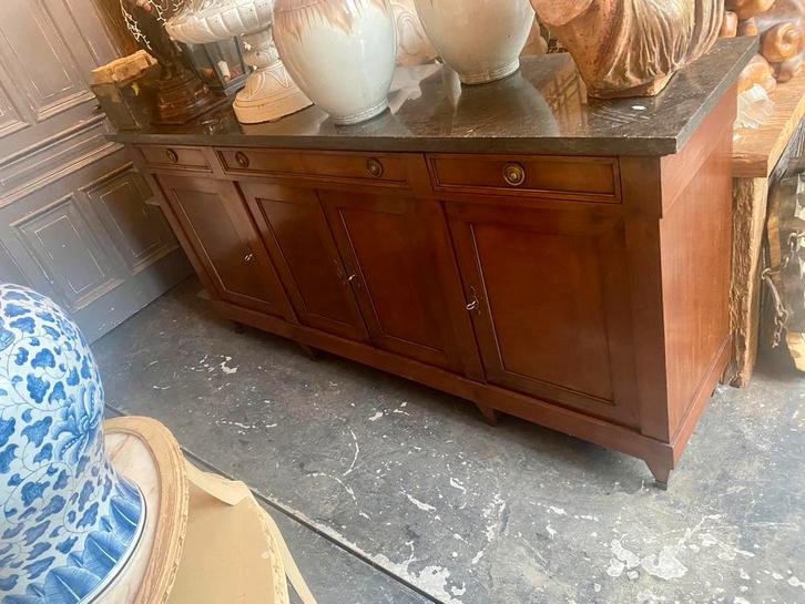 Groot noten dressoir, met 4 deuren en laden, en marmer blad., Antiek en Kunst, Antiek | Meubels | Kasten, Ophalen of Verzenden