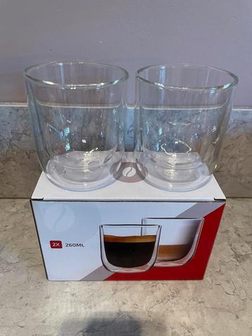 2 koffiekopjes van dubbelwandig glas beschikbaar voor biedingen