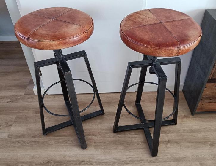 Set van 2 industriële barkrukken, Huis en Inrichting, Barkrukken, Zo goed als nieuw, 60 tot 90 cm, Leer, Metaal, 2 krukken, In hoogte verstelbaar