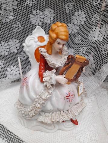 Antieke porseleinen beeldje ca 17 cm beschikbaar voor biedingen