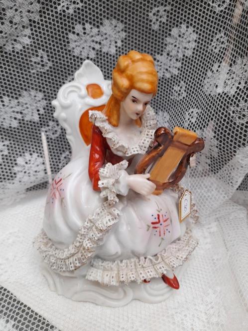 Antieke porseleinen beeldje ca 17 cm, Antiek en Kunst, Antiek | Porselein, Ophalen of Verzenden