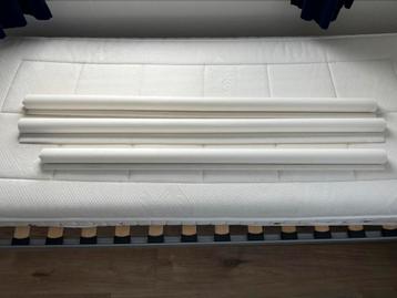 Witte rolgordijnen met een zand spikkel/veeg bewerking beschikbaar voor biedingen