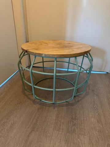 Salontafel Mangohouten blad en ijzeren onderstel beschikbaar voor biedingen
