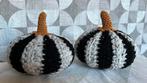 2 gehaakte pompoenen kalebassen zwart beige 16cm herfst, Huis en Inrichting, Ophalen of Verzenden, Zo goed als nieuw
