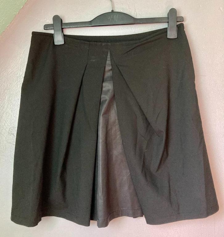 Trendy zwarte rok van het merk Zoi., Kleding | Dames, Rokken, Zo goed als nieuw, Maat 38/40 (M), Zwart, Onder de knie, Ophalen of Verzenden
