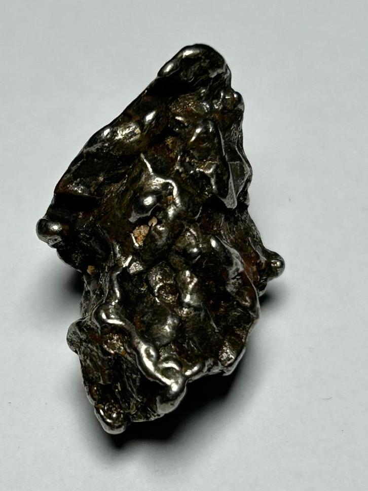 Zeldzame Meteoriet 18 gram - Uniek Exemplaar siberie 1947, Verzamelen, Mineralen en Fossielen, Mineraal, Ophalen of Verzenden