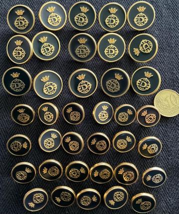 K020  Goudkleurig Zwart Metalen Knoop met Wapen met D 15 GR  beschikbaar voor biedingen