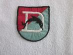 Embleem D met Dolfijn kleur rood/blauw 8 x 7,5 cm.Destroyer?, Ophalen of Verzenden, Marine, Duitsland, Embleem of Badge