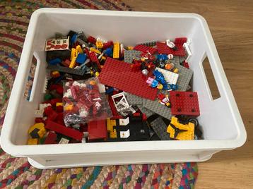 Curver doos met bouwstenen + poppetjes constructie blokken beschikbaar voor biedingen