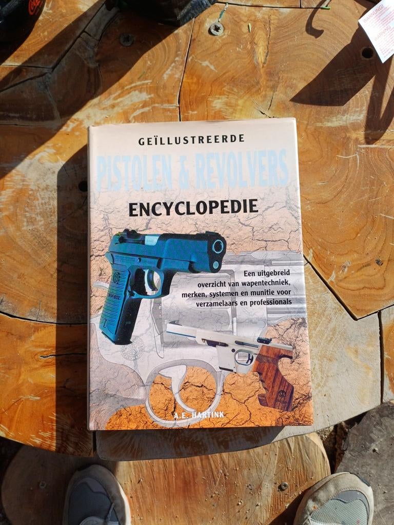 Geïllustreerde Pistolen & Revolvers Encyclopedie, Boeken, Encyclopedieën, Zo goed als nieuw, Los deel, Overige onderwerpen, Ophalen