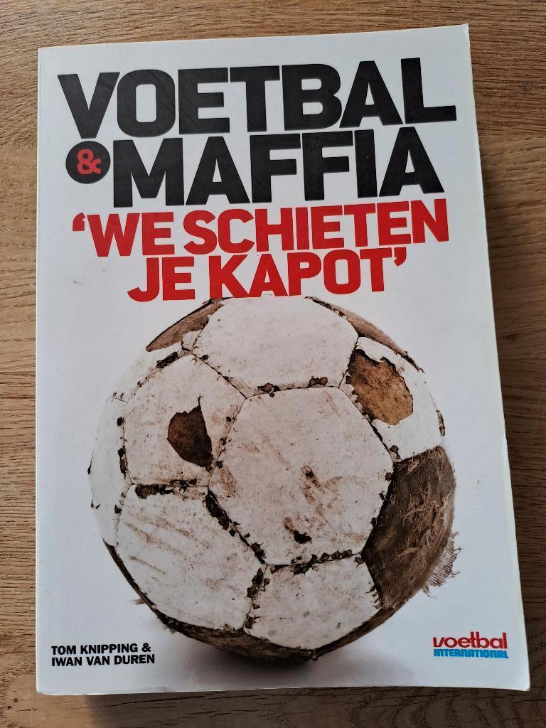 VOETBALMAFIA. WE SCHIETEN JE KAPOT. VOETBAL INTERNATIONAL, Ophalen of Verzenden, Gelezen, Tom Knipping & Iwan van Duren, Balsport