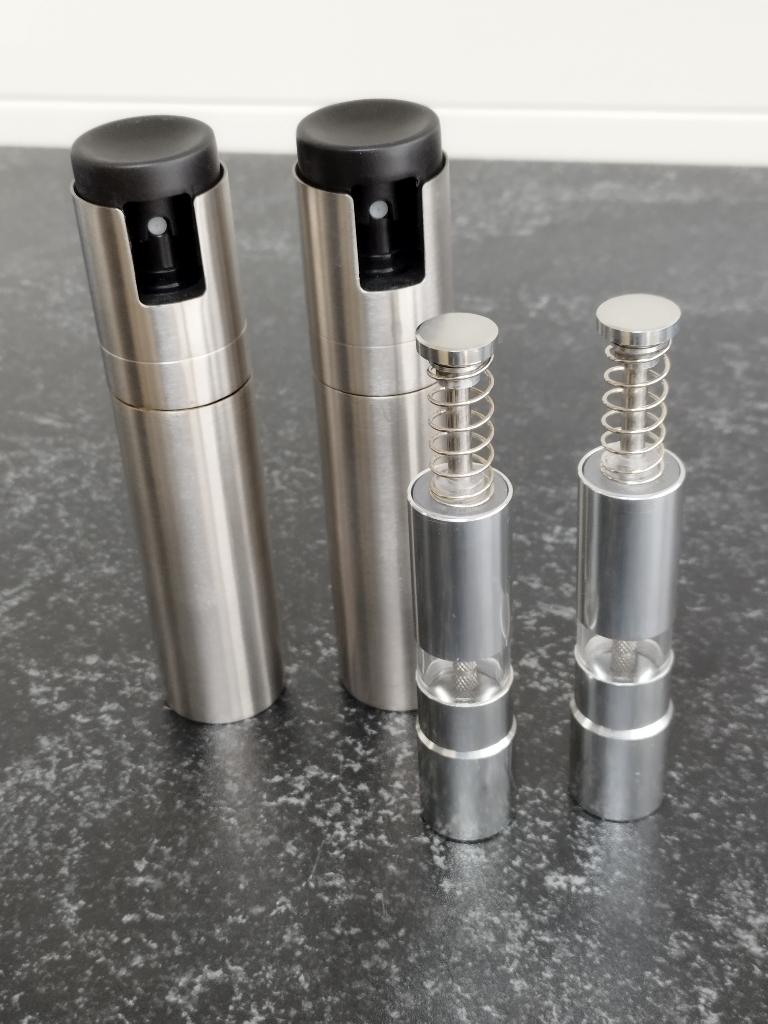 Olie- & Azijn sprayer + Peper- & Zoutmolen, Overige typen, Ophalen of Verzenden, Metaal, Overige merken