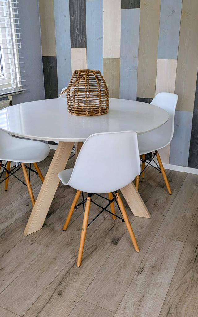 Ronde eetkamertafel met 4 Eames style stoelen, Huis en Inrichting, Ophalen, Gebruikt, 100 tot 150 cm, Rond