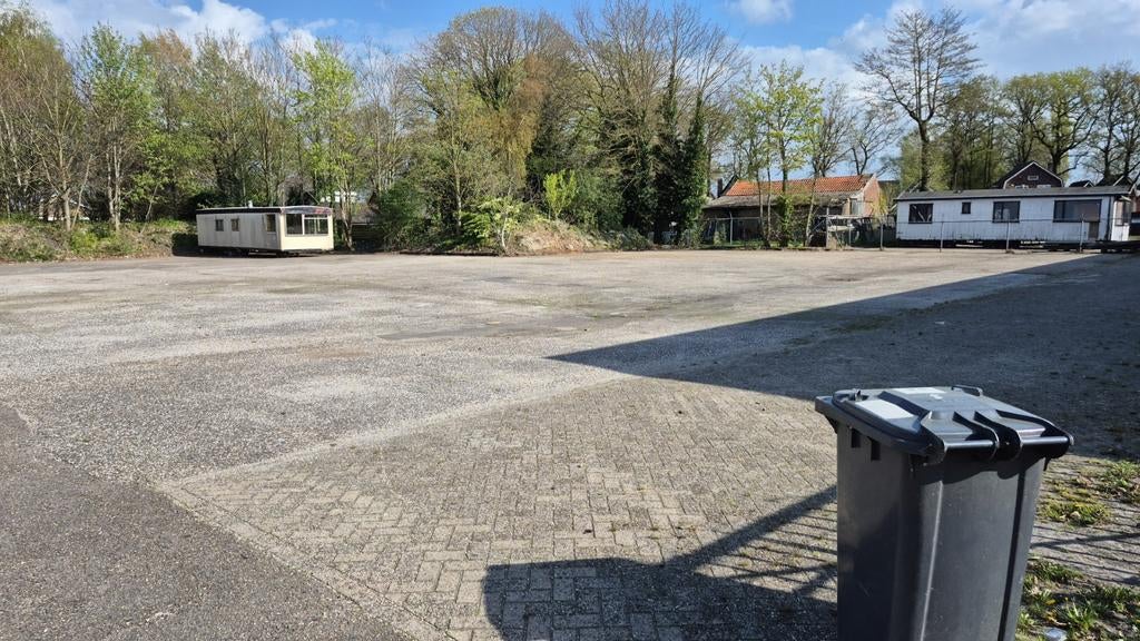Terrein te huur voor vrachtwagens en trailers. Stalling