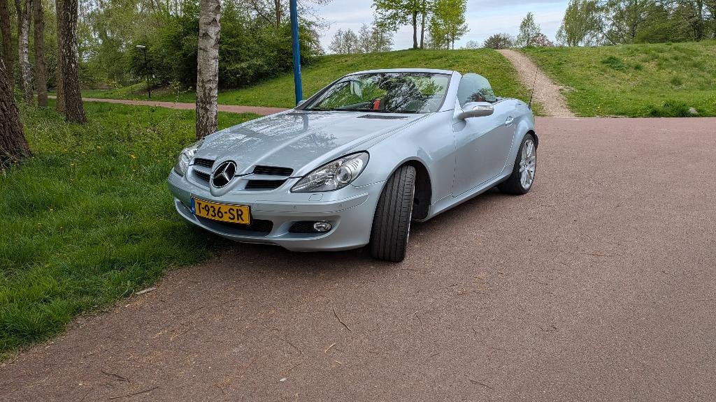 Mercedes SLK 280 voor een liefhebber, Auto's, Achterwielaandrijving, Zwart, Cabriolet, 75 €/maand
