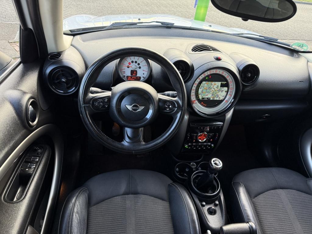 MINI Countryman 1.6 Cooper | €250,- KORTING & NW APK | nav, Auto's, Mini, Gebruikt, Euro 6, Leder en Stof, Wit