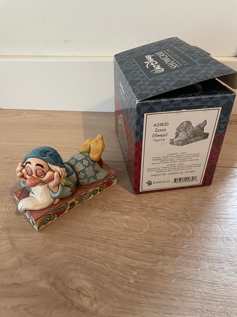 Disney traditions jim shore Sleepy 'Zzzzz' dwerg sneeuwwitje, Verzamelen, Disney, Ophalen of Verzenden, Sneeuwwitje of Doornroosje