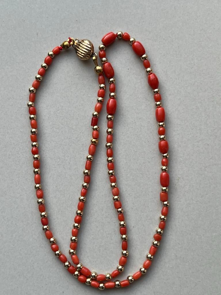 Gouden collier Bloedkoraal met bolletjes 14 CT, Sieraden, Tassen en Uiterlijk, Kettingen, Verzenden, Zo goed als nieuw, Met edelsteen