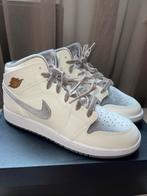 Nike air jordan 1 mid SE velvet, Beige, Nieuw, Ophalen of Verzenden, Sneakers of Gympen