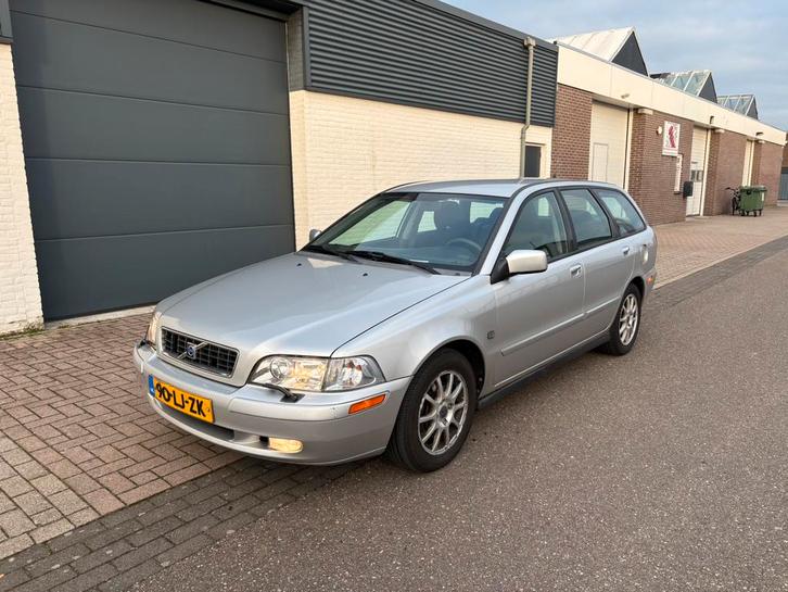 Volvo V40 1.8 2003 Grijs, Auto's, Volvo, Particulier, V40, Benzine, D, Stationwagon, Handgeschakeld, Origineel Nederlands, Zilver of Grijs