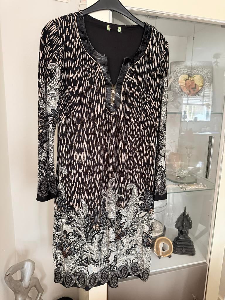 Zwart-beige jurk met patroon K Design maat M, Kleding | Dames, Jurken, Zo goed als nieuw, Maat 38/40 (M), Zwart, Boven de knie