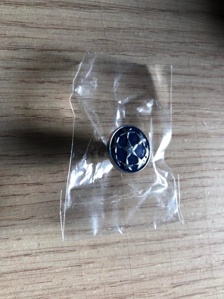 UEFA Champions League Sterrenbal Pin/Speldje, Verzamelen, Speldjes, Pins en Buttons, Ophalen of Verzenden, Nieuw, Sport, Speldje of Pin