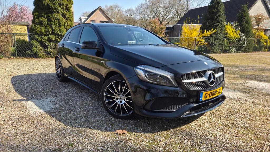Mercedes-Benz A-Klasse A180 automaat AMG-Editon (BTW AUTO), Auto's, Mercedes-Benz, 4 cilinders, Zwart, 1595 cc, 695 kg