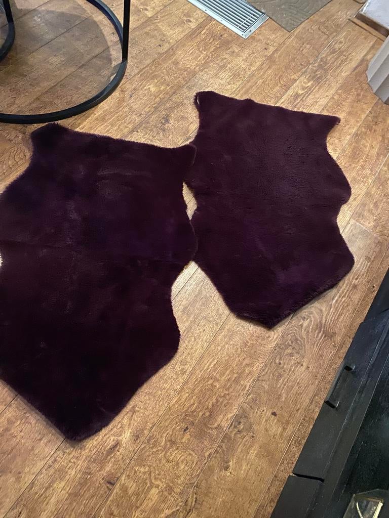 2 aubergine nep vachtjes, Huis en Inrichting, Stoffering | Tapijten en Kleden, Ophalen, Zo goed als nieuw, Rechthoekig, 50 tot 100 cm