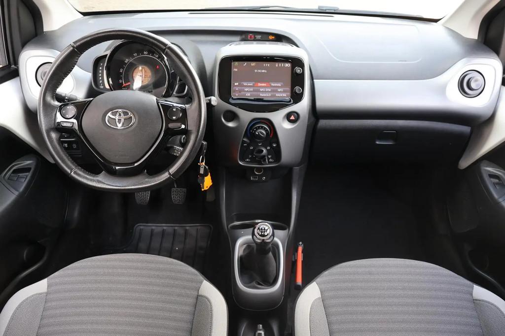 Toyota Aygo 1.0 VVT-i x-play € 9.750,00, Stof, Gebruikt, Euro 6, Wit