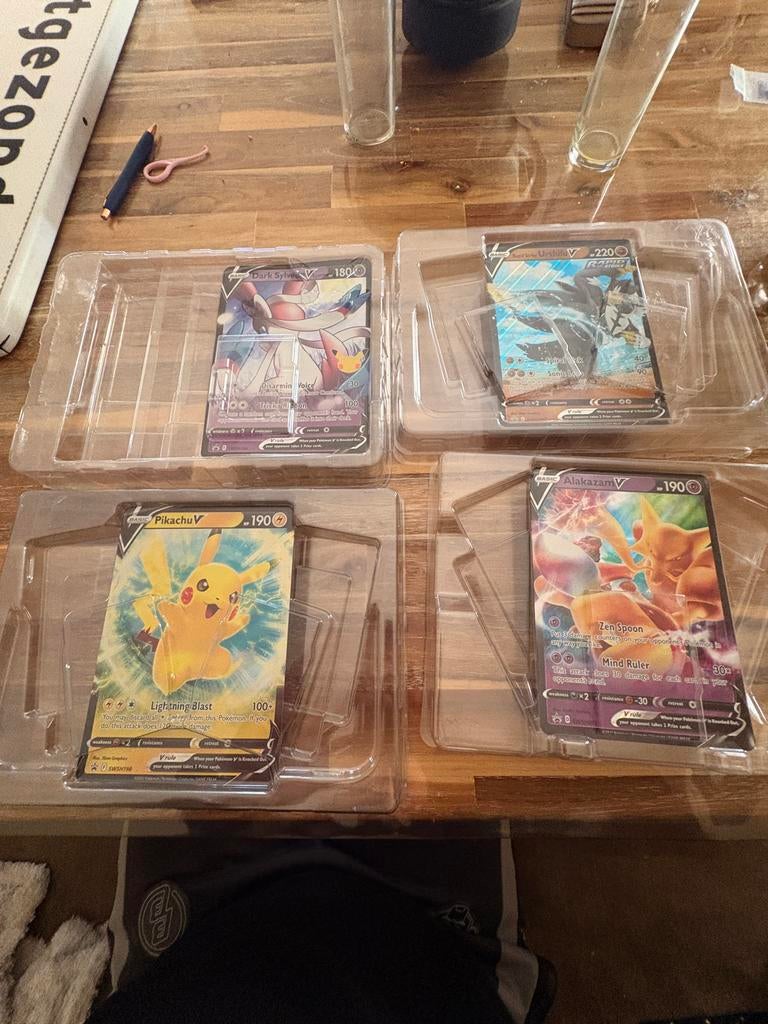 Pokémon V Kaarten: Pikachu, Dark Sylveon, Urshifu, Alakazam, Ophalen of Verzenden, Zo goed als nieuw, Meerdere kaarten