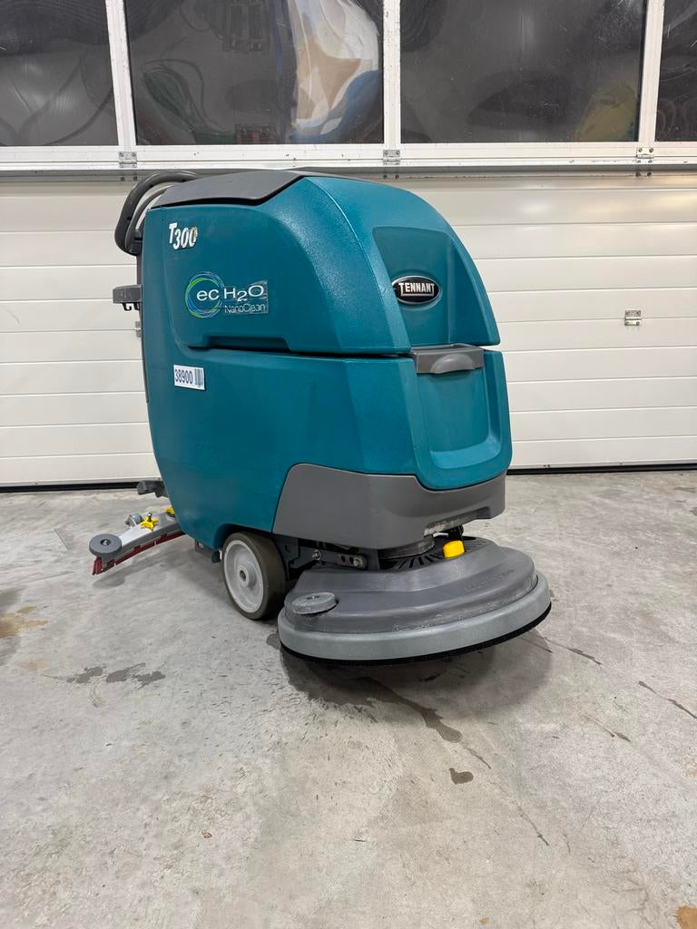 Tennant T300 Schrob-/Zuigmachine, Ophalen, Zo goed als nieuw, Schrobmachine